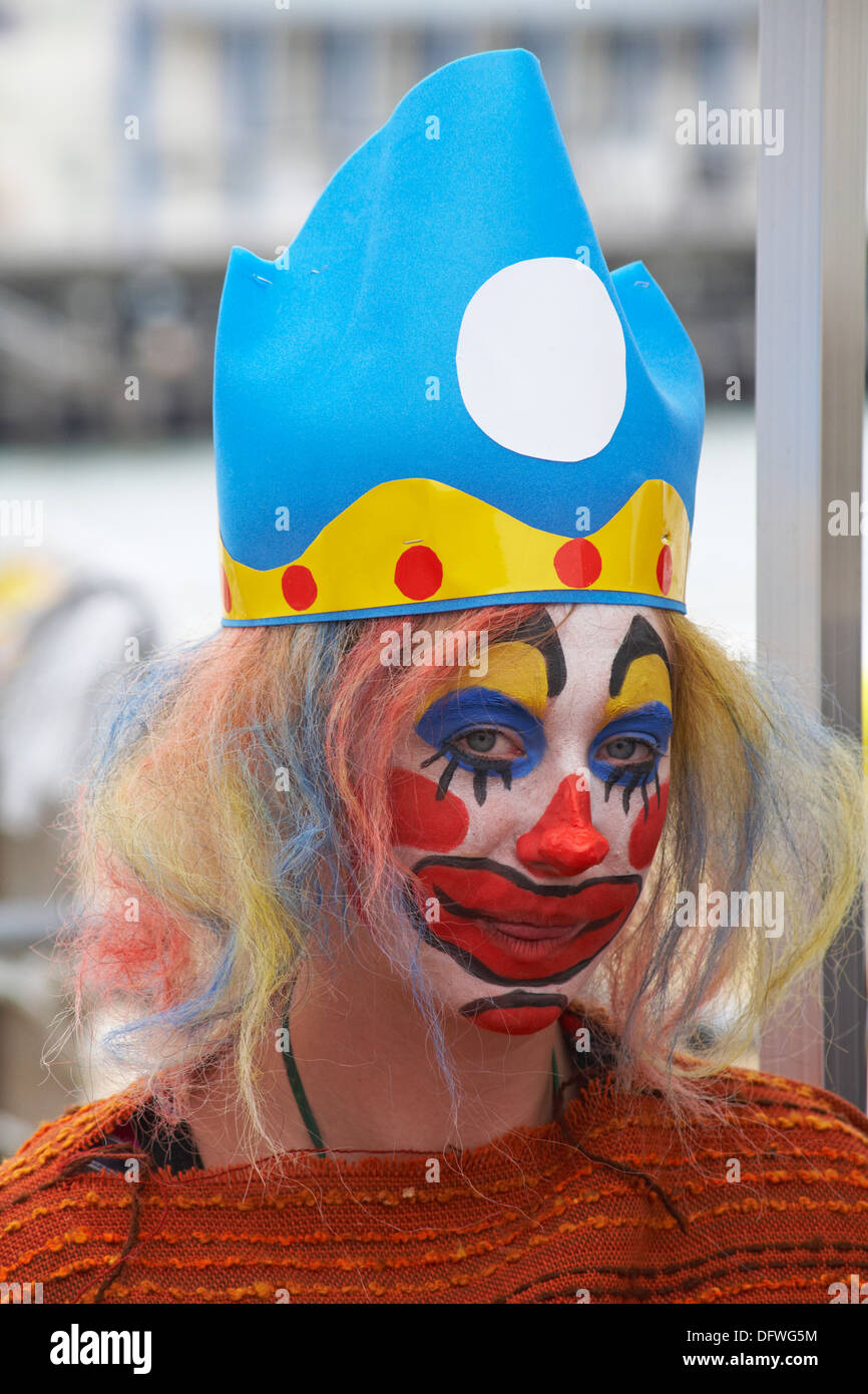 Femme vêtue de tristes clown portant un maquillage de clown à Bournemouth Arts par le Festival de la mer, Bournemouth, Dorset Royaume-Uni en septembre Banque D'Images