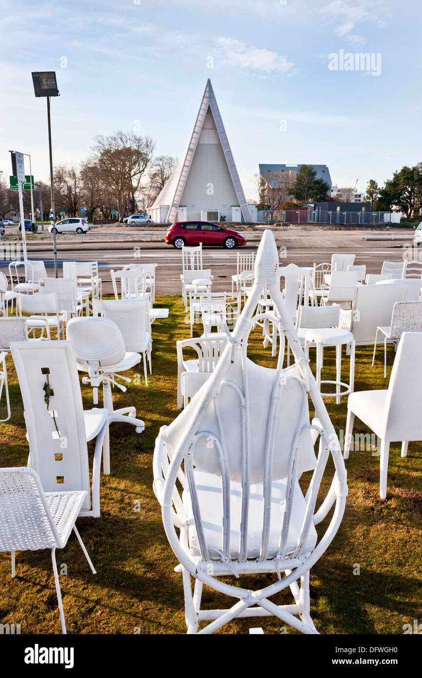 L'île du sud, Christchurch, Nouvelle-Zélande. Vide 185 chaises blanches, à la mémoire des morts, sur l'emplacement de l'ancienne église détruite par un tremblement de terre, 2013 Banque D'Images