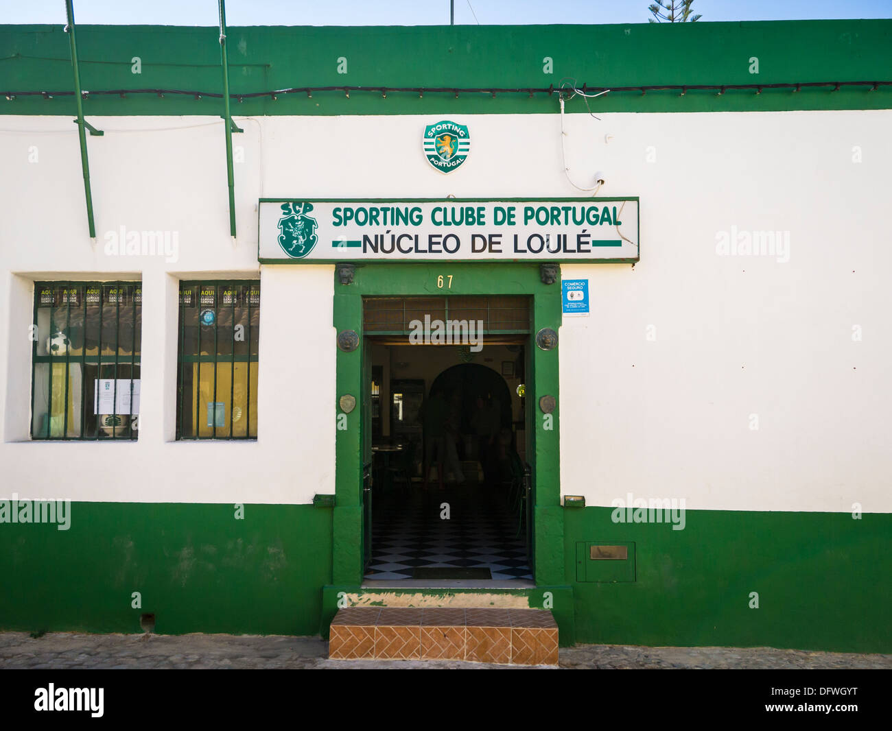 Algarve le Sporting Clube de Portugal Sporting club nucleo de Loule entrée ouverte porte drapeau vert et blanc l'étape étapes pavés pavés de galets Banque D'Images