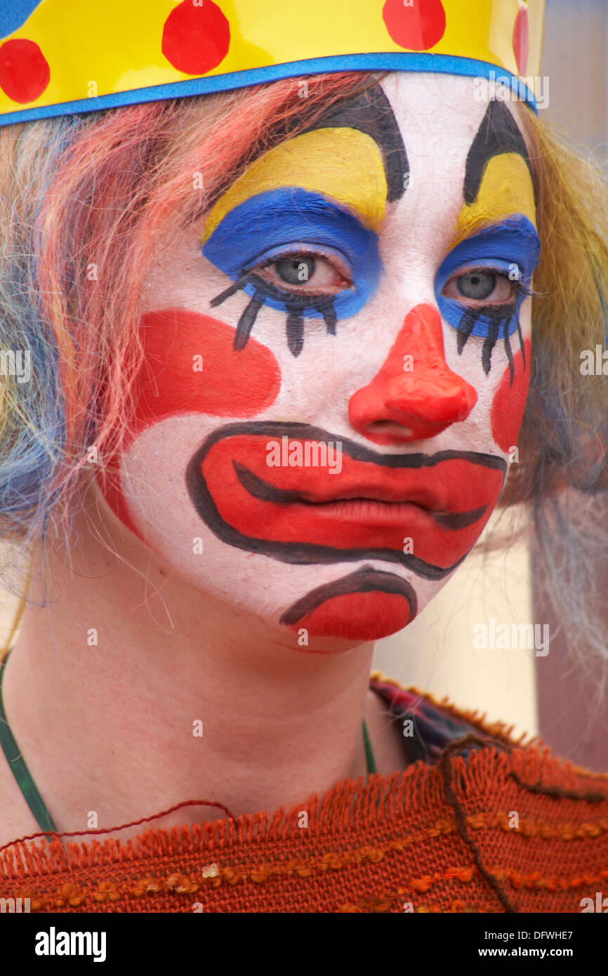 Femme vêtue de tristes clown portant un maquillage de clown à Bournemouth Arts par le Festival de la mer, Bournemouth, Dorset Royaume-Uni en septembre Banque D'Images