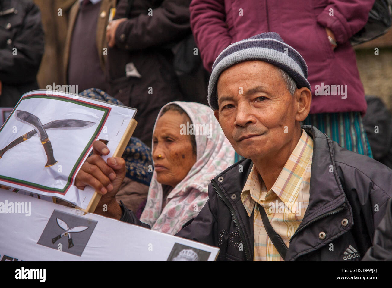 Londres, Royaume-Uni. 9 octobre, 2013. Retiterd Gurkhas et leurs partisans de protestation devant le Parlement exige l'égalité de droits à pension. Crédit : Paul Davey/Alamy Live News Banque D'Images