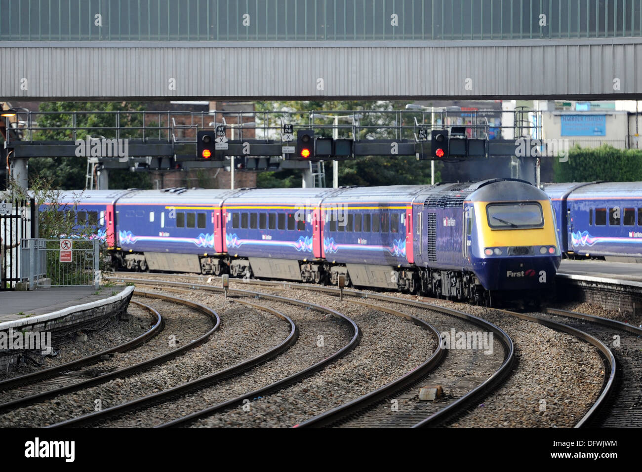 Un premier grand train de l'Ouest tire dans la gare de Newport. Banque D'Images