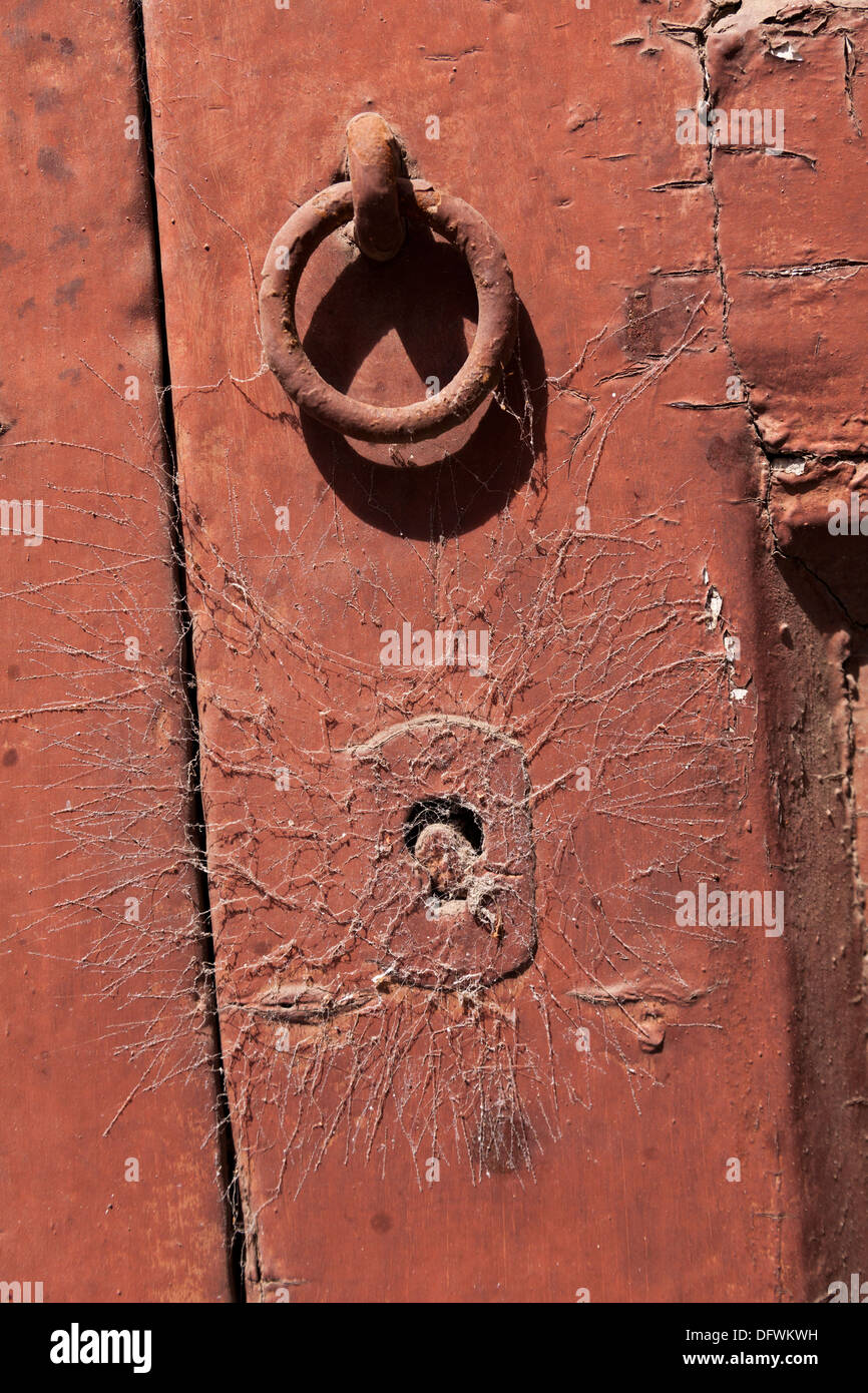 Vieille porte close up sur la serrure et la poignée Banque D'Images