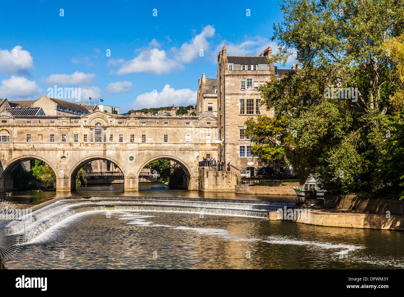 L'affichage classique du pont Pulteney palladienne et Weir dans la ville du patrimoine mondial de Bath dans le Somerset, Royaume-Uni. Banque D'Images