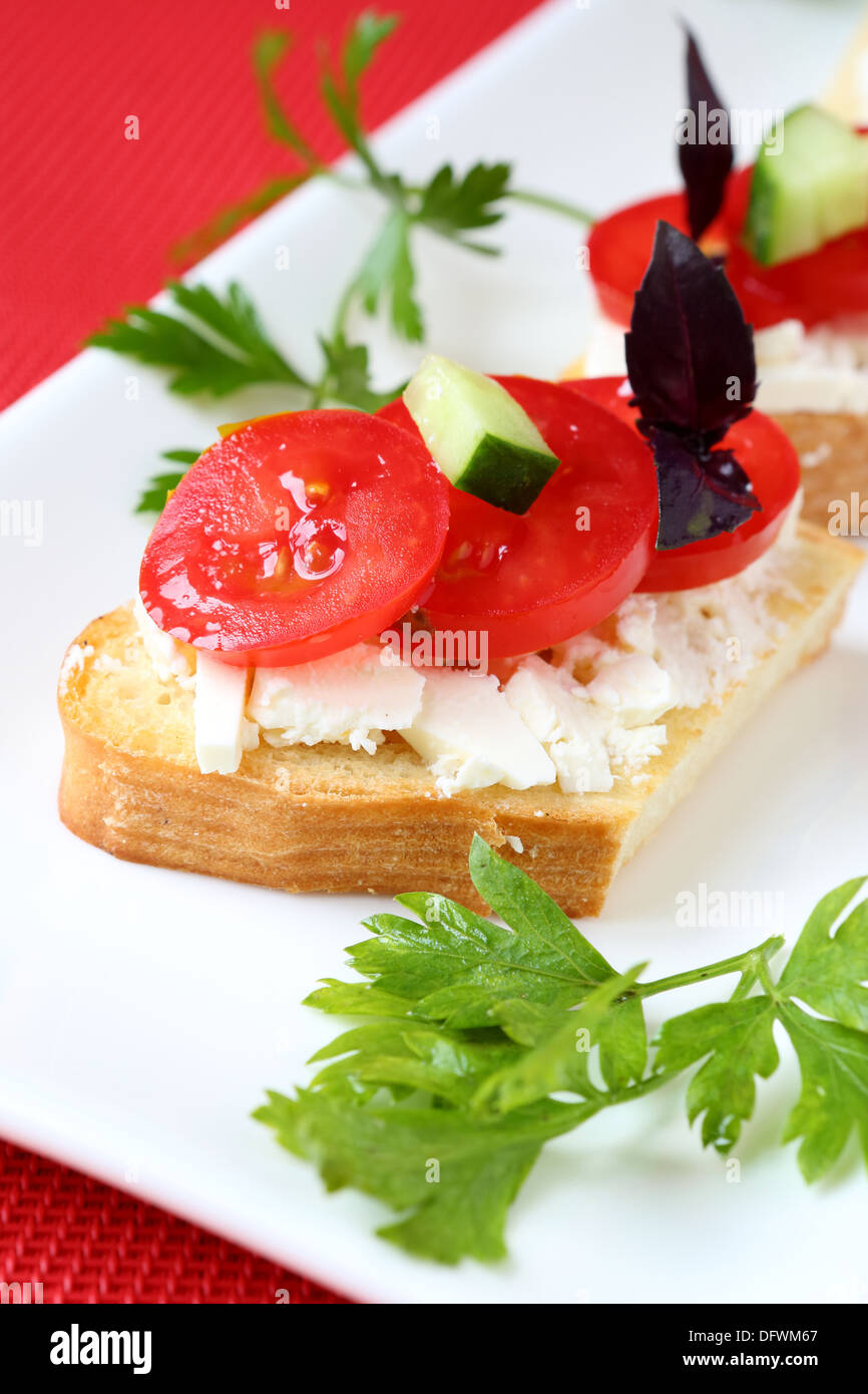 Toast avec du fromage et de la tomate fraîche, de l'alimentation Banque D'Images