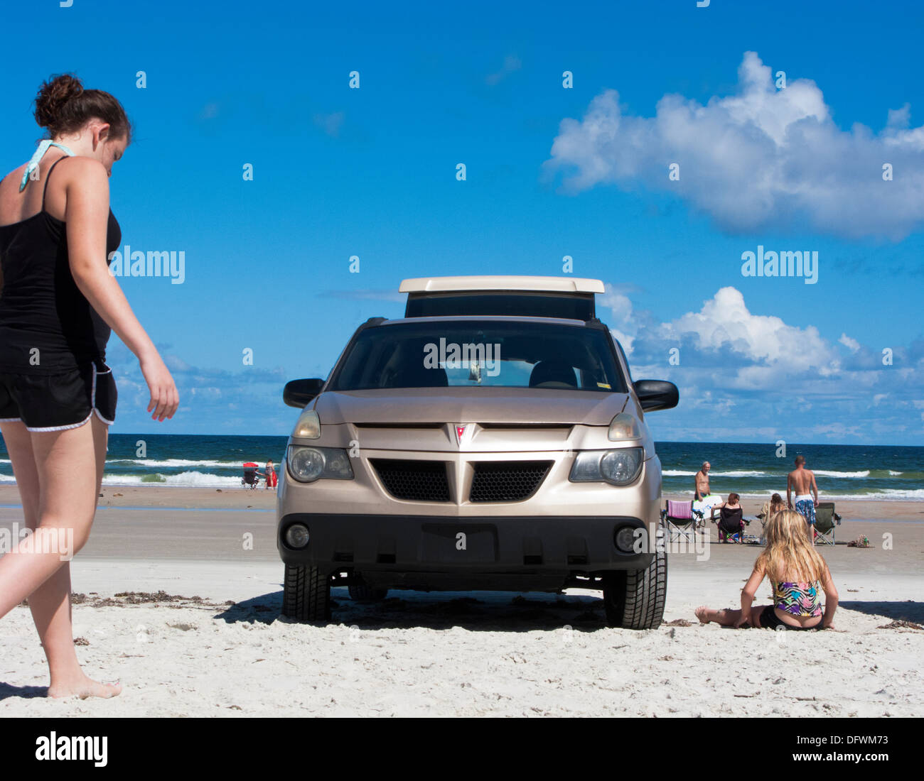 Voiture et personnes sur Daytona Beach Banque D'Images