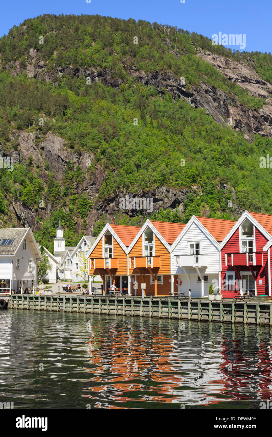 Maisons en bois coloré le long du front de village à la fin de l'Mofjorden fjord. Mo, Modalen, Hordaland, Norvège, Scandinavie Banque D'Images