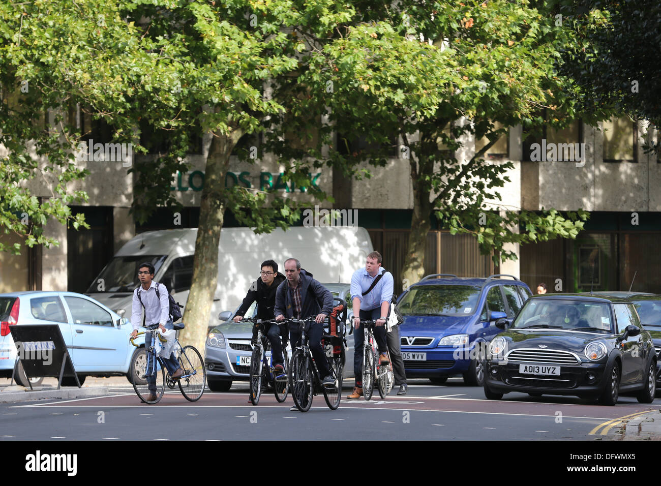 Le PREMIER CYCLE DE LA SÉCURITÉ DES FEUX DE CIRCULATION À CAMBRIDGE LE 8 OCTOBRE OÙ LES CYCLISTES SONT DONNÉS 5 DEUXIÈME D'UNE LONGUEUR D'AVANCE SUR LE RAC Banque D'Images