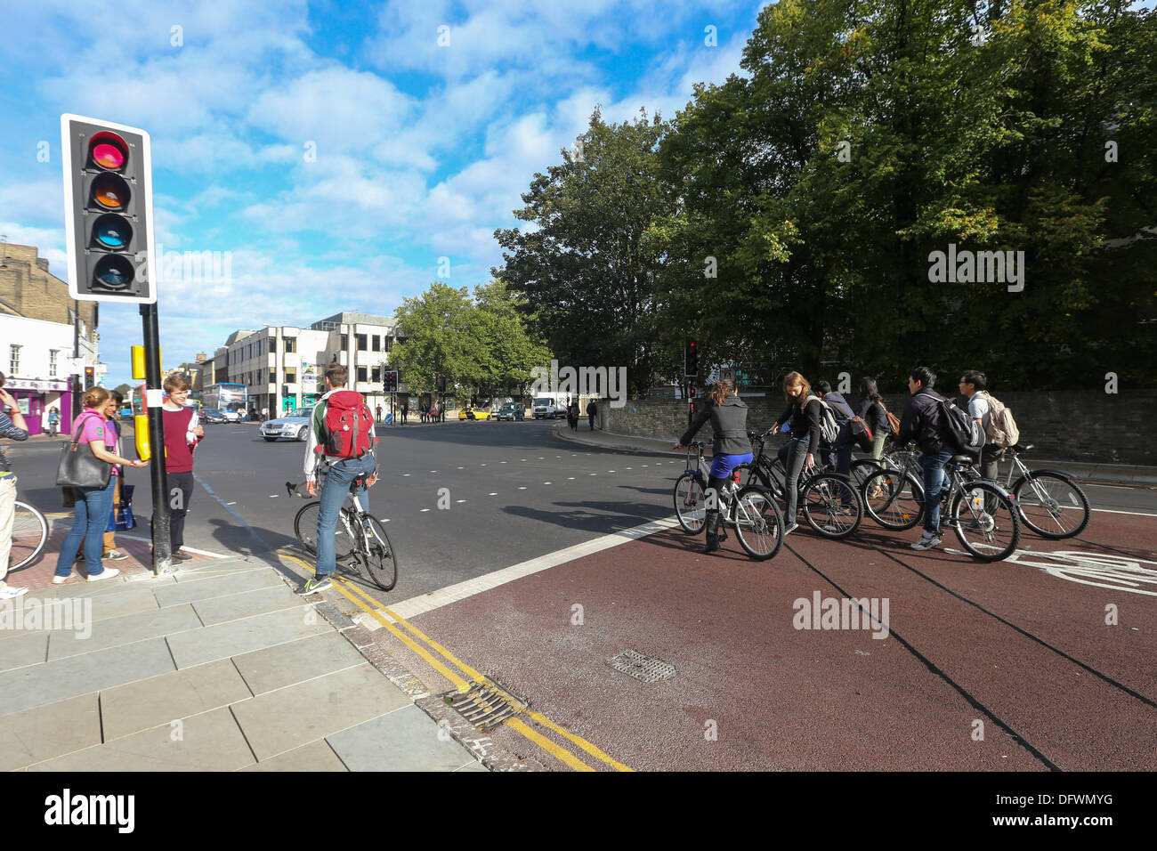 Le PREMIER CYCLE DE LA SÉCURITÉ DES FEUX DE CIRCULATION À CAMBRIDGE LE 8 OCTOBRE OÙ LES CYCLISTES SONT DONNÉS 5 DEUXIÈME D'UNE LONGUEUR D'AVANCE SUR LE RAC Banque D'Images