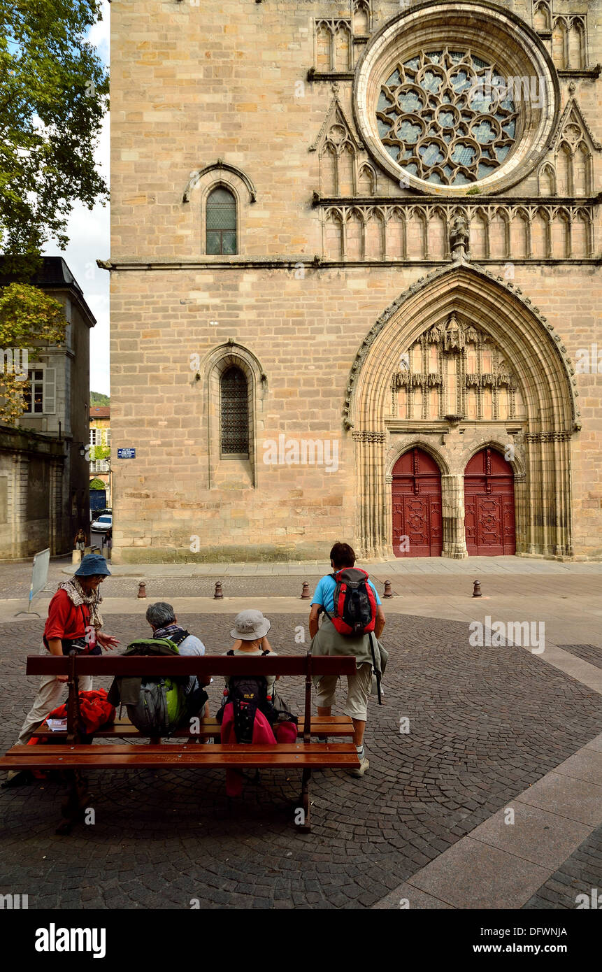 Les pèlerins sur le Chemin de Saint Jacques en appui à l'extérieur de la Cathédrale de Saint-Etienne à Cahors Banque D'Images