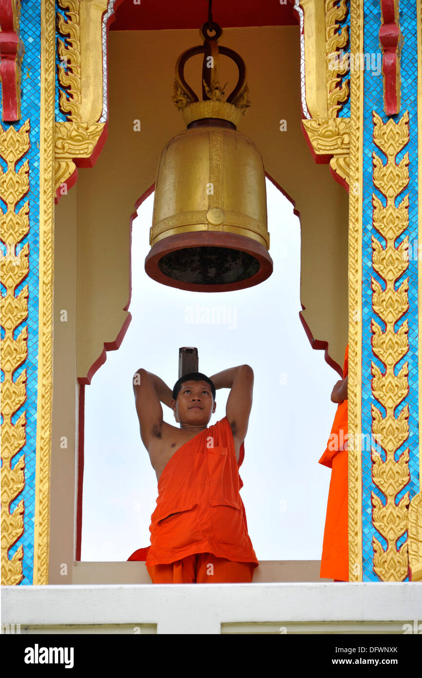La recherche d'un moine bouddhiste thaï bell au temple Wat Thong Kung, à côté de la rivière Mae Khlong, Samut Songkhran, Amphawa, Banque D'Images
