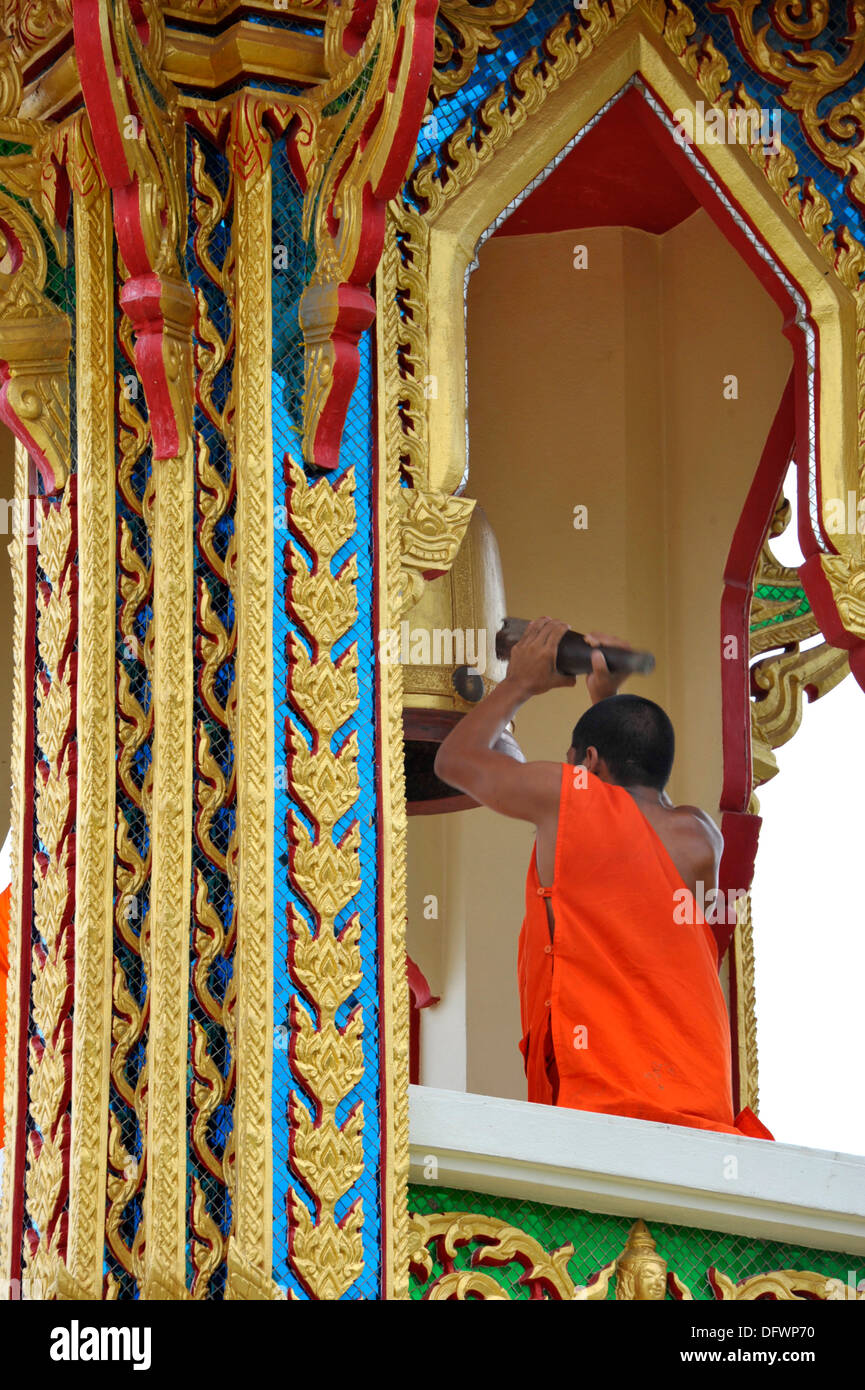 La recherche d'un moine bouddhiste thaï bell au temple Wat Thong Kung, à côté de la rivière Mae Khlong, Samut Songkhran, Amphawa, Banque D'Images