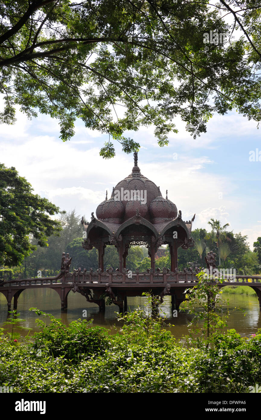 Pont fleuri au jardin du dieu à la Thaïlande est l'ancienne Siam attraction touristique près de Bangkok. Banque D'Images