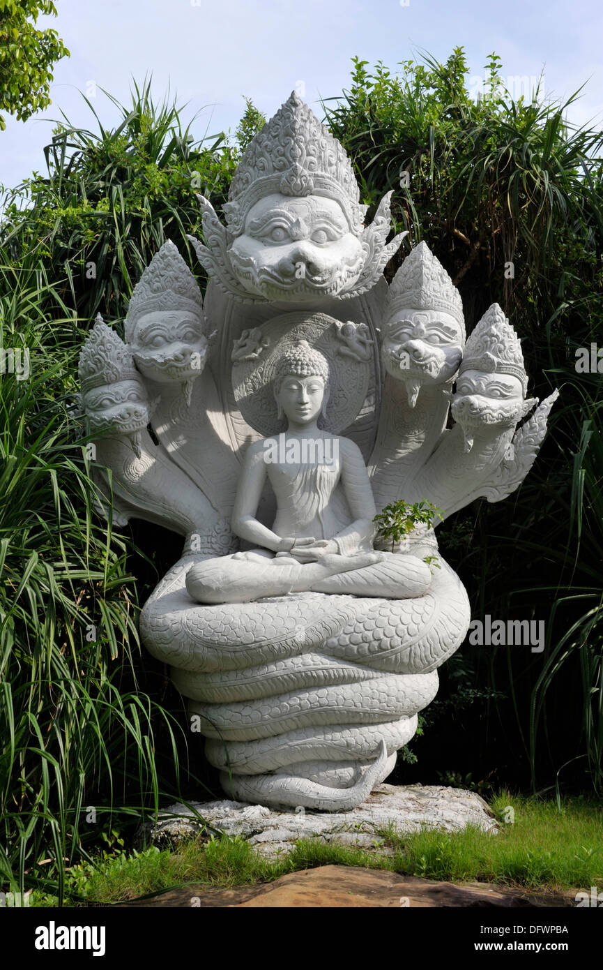 Statue de Bouddha protégé par le serpent ou Mujjalint sa tête sept à Naga ancienne Siam en Thaïlande. Banque D'Images