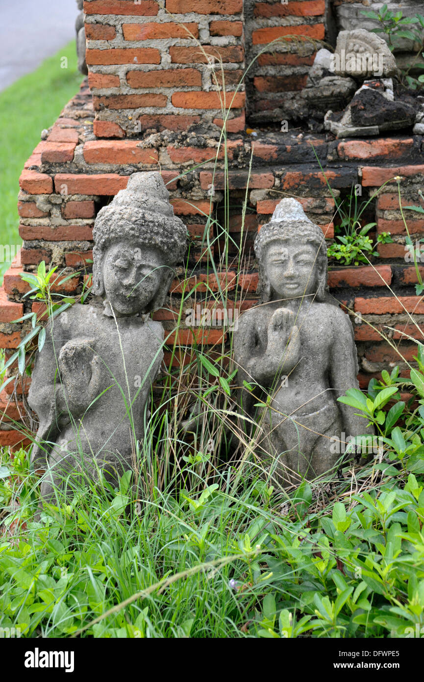 Les figures de Bouddha dans le jardin de l'ancien stupa à l'ancienne Siam près de Bangkok, en Thaïlande. Banque D'Images