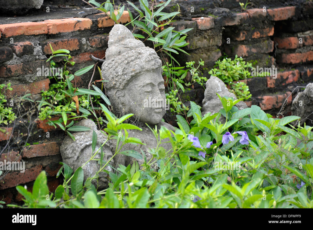Les figures de Bouddha dans le jardin de l'ancien stupa à l'ancienne Siam près de Bangkok, en Thaïlande. Banque D'Images