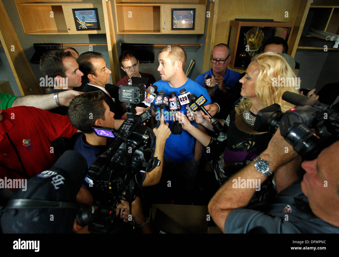 Saint Petersburg, Florida, USA. 9 octobre, 2013. BORCHUCK JAMES | fois.Evan Longoria répond aux questions des médias dans les rayons clubhouse Mercredi, Octobre 9, 2013 at Tropicana Field à St Petersburg, FL. Credit : James/Borchuck ZUMAPRESS.com/Alamy Tampa Bay Times/Live News Banque D'Images