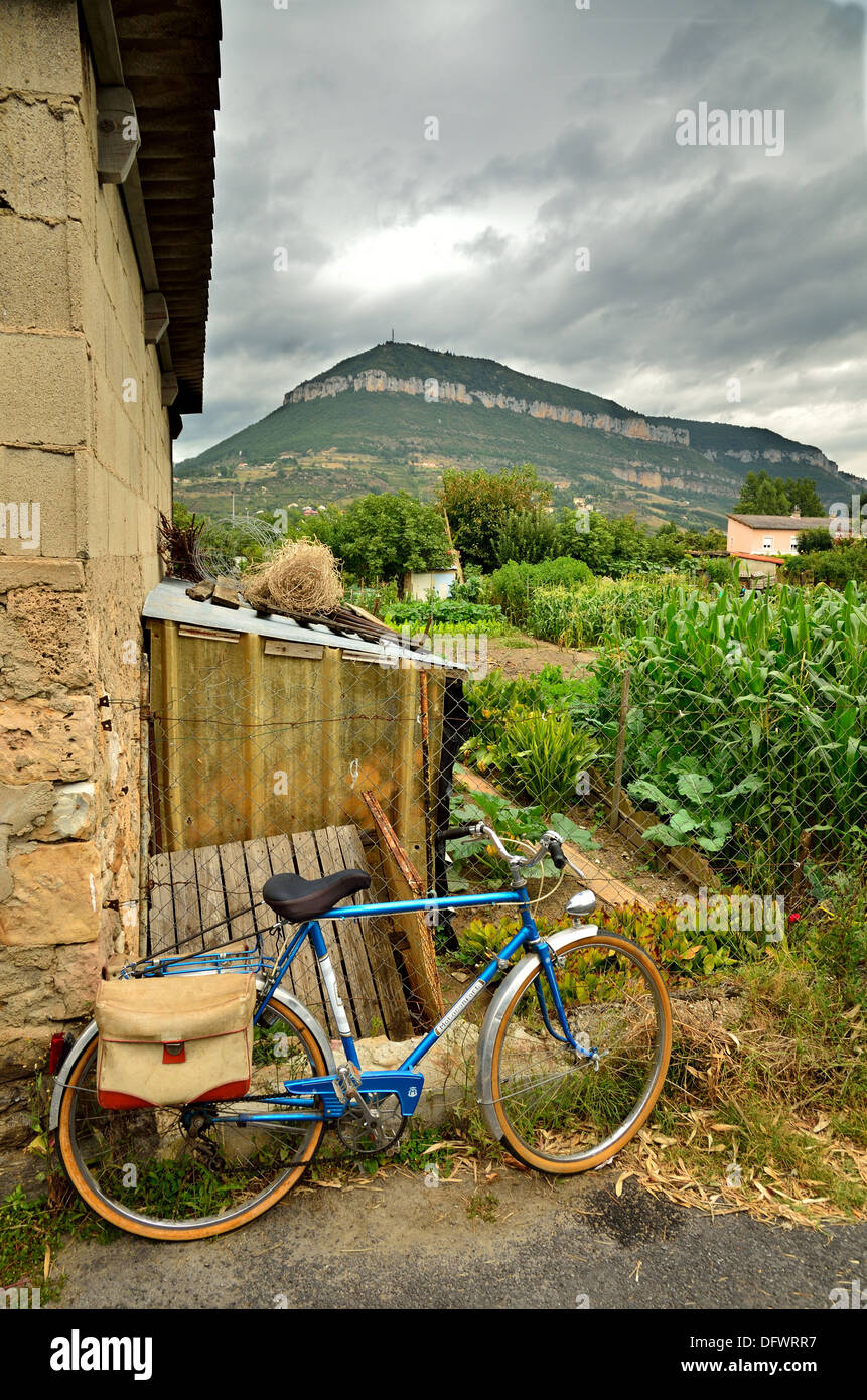 Vieux Français location en dehors d'un allotissement, avec vue sur les montagnes, Causse Noir, en arrière-plan. Banque D'Images