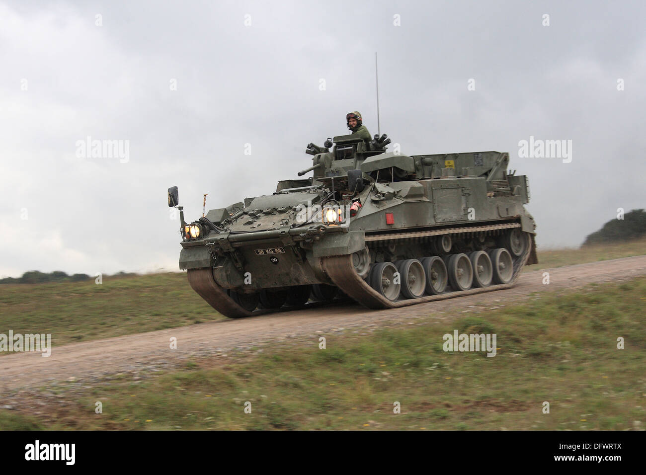 FV512 Réparation de combat mécanisées véhicule circulant dans la plaine de Salisbury formation Domaine de la formation. Banque D'Images