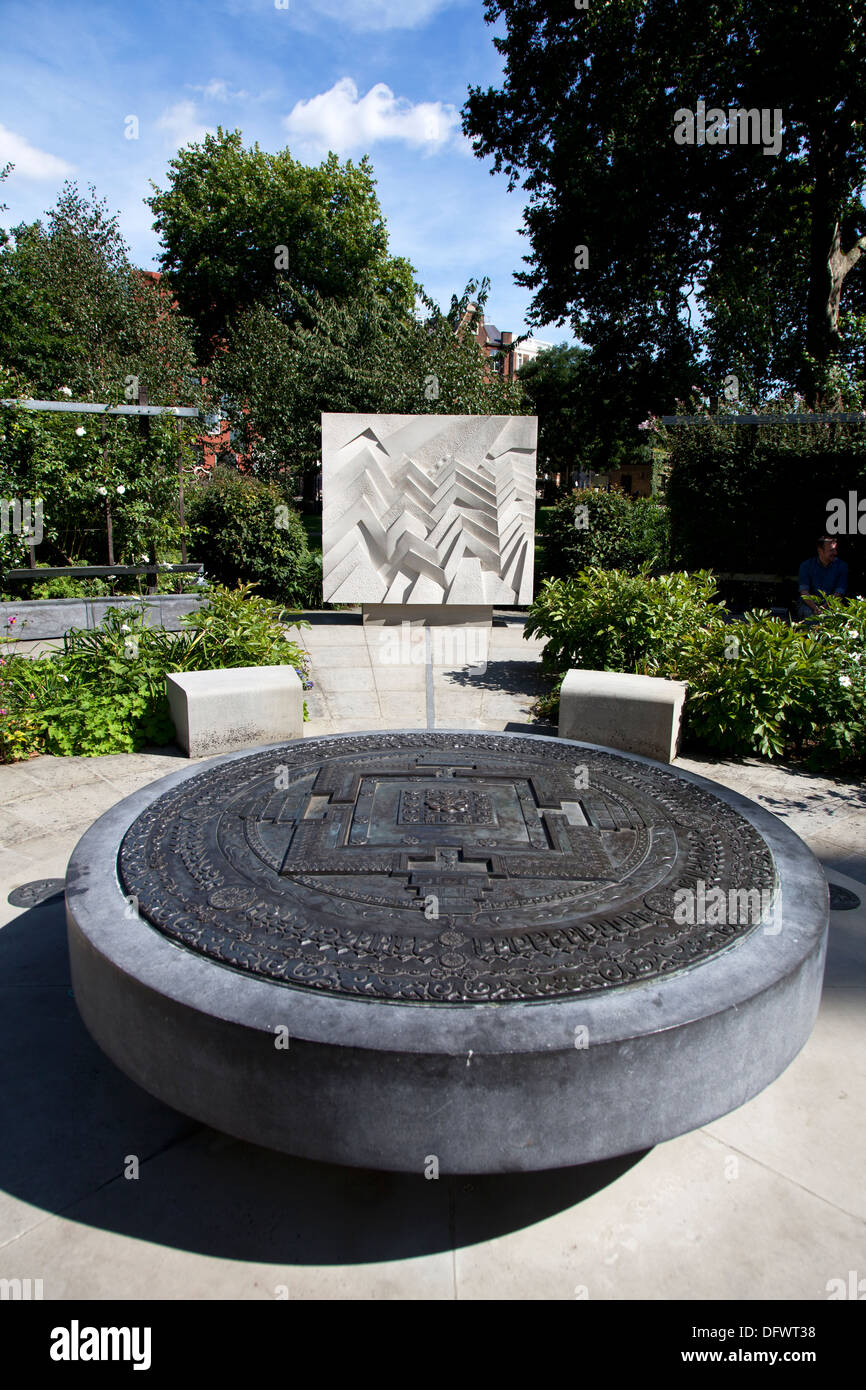 Le jardin de la paix tibétain par Hamish Horsley Geraldine Mary Harmsworth Park à l'extérieur de l'Imperial War Museum, Londres, Royaume-Uni. Banque D'Images