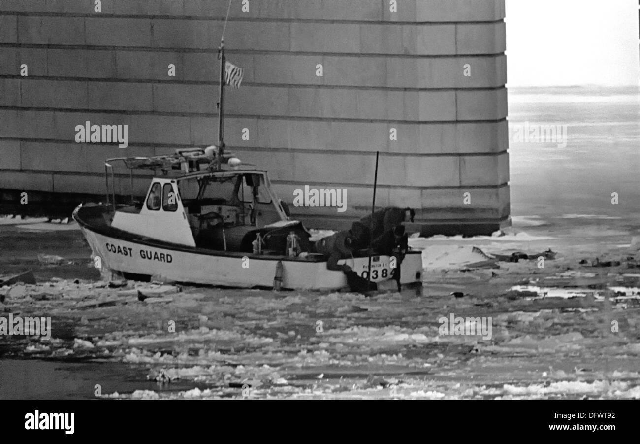 Le personnel de la Garde côtière nous tirer les victimes de vol d'Air Florida 90 hors de la rivière Potomac gelé 13 janvier 1982, à Washington, DC. L'avion bloqué la 14th Street Bridge pendant les heures de pointe et plongé sous la glace dans la rivière Potomac, tuant 73 personnes. Banque D'Images