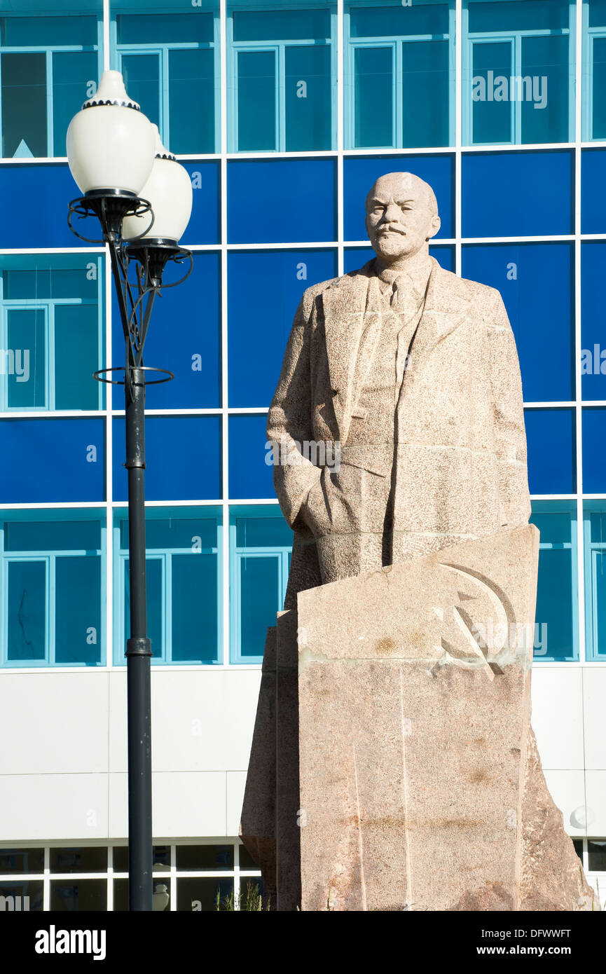 Statue de Lénine en face de l'enfant la créativité Palace, Ville de Sibérie Tchoukotka Anadyr, Province, Extrême-Orient russe Banque D'Images