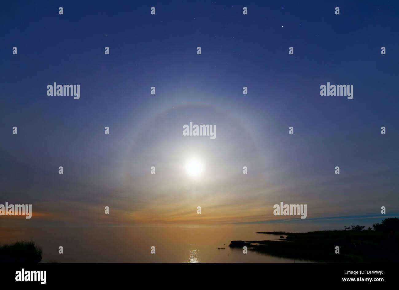 23 juin, 2013 - 22 degrés un halo autour de la 2013 supermoon, Punta Piedras, Argentine. Banque D'Images