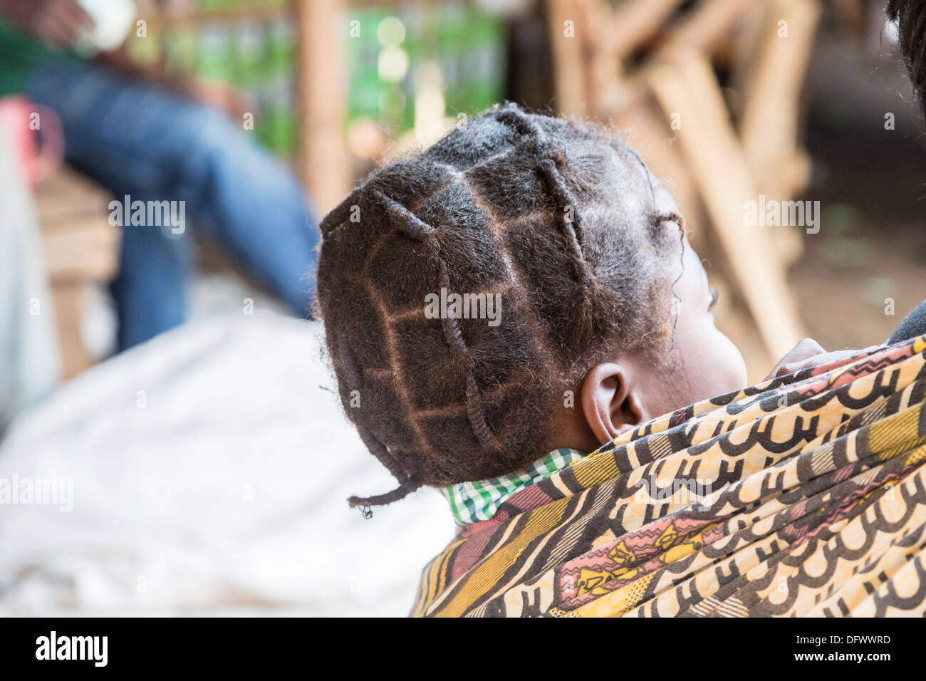 Jeune enfant africain avec des cheveux noirs tressés, Maramba Marché,  Livingstone, Zambie Photo Stock - Alamy