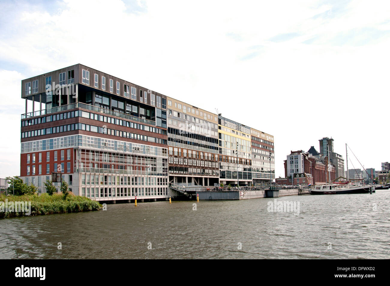 Amsterdam Netherlands Modern architecture Appartements sur Westerdoksdijk et entre Oude Houthaven et IJ port Harbour canal Banque D'Images