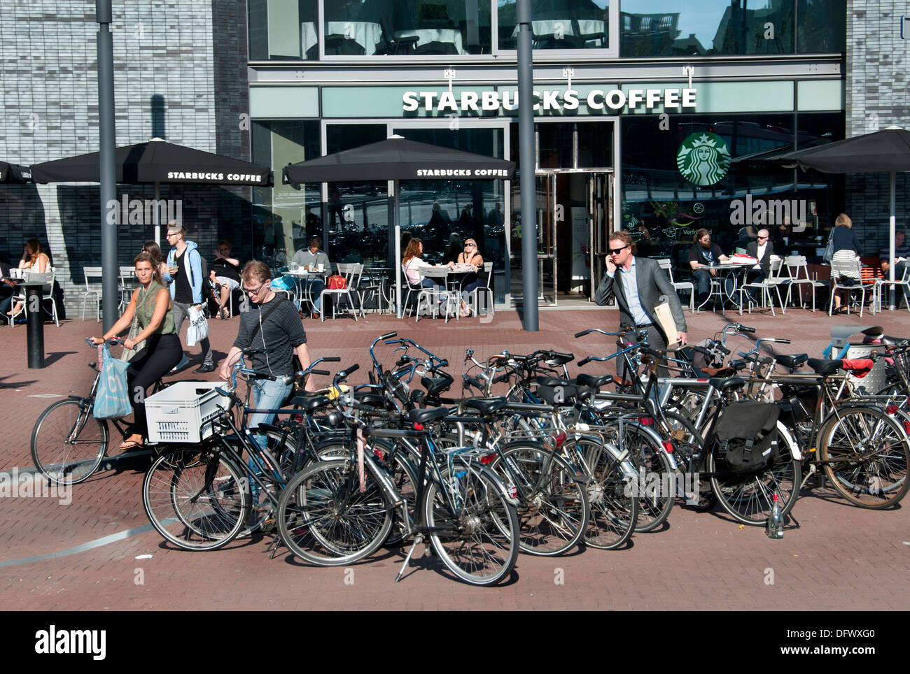 Westhall Café Starbucks près de la gare centrale Amsterdam Pays-Bas Banque D'Images