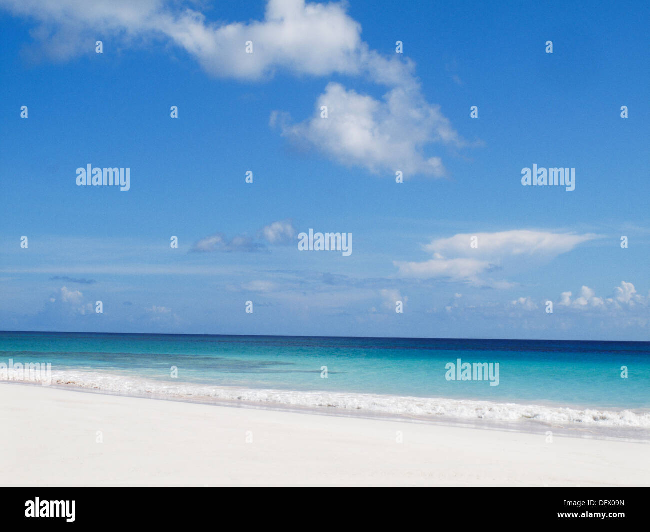 Plage de sable blanc et mer turquoise Banque D'Images