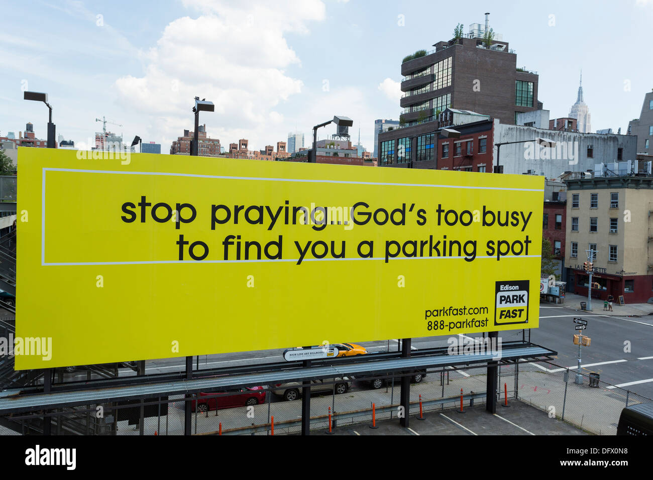 Vue de dessus d'oeil sur la rue de la ville de New York avec un grand panneau d'affichage dans les lieux de stationnement publicité drôle - Banque D'Images