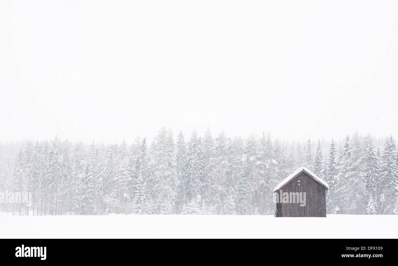 Paysage d'hiver enneigé et grange Banque D'Images