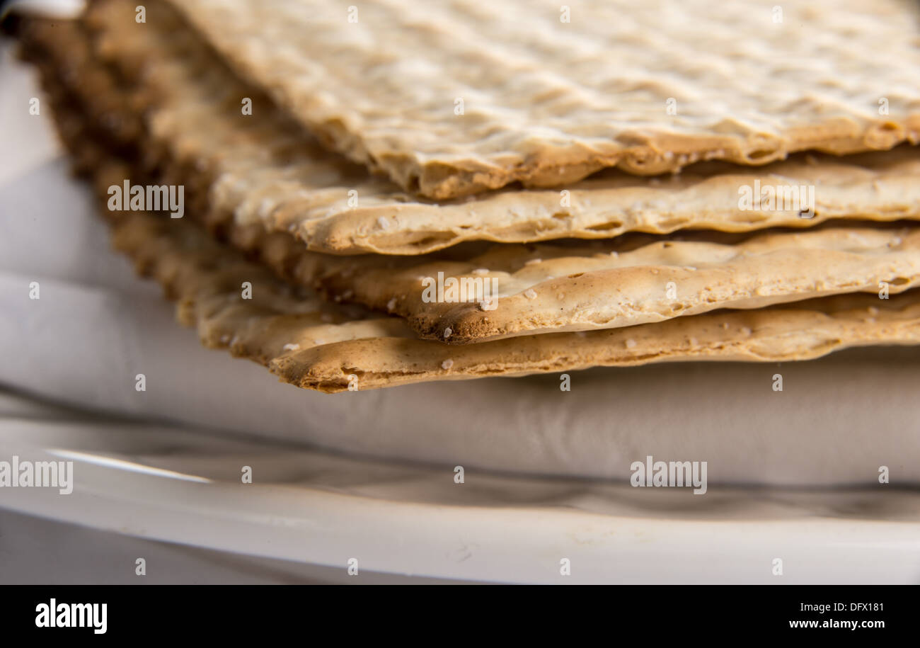 Libre de la matsa sur la plaque qui est le unleaven pain servi au repas de la Pâque juive Banque D'Images