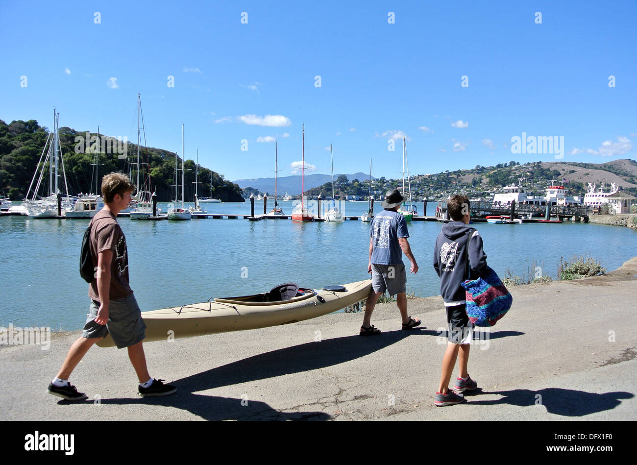 Les kayakistes transporter leur kayak bateau pour le dock sur l'angel island pour revenir à tiburon Banque D'Images