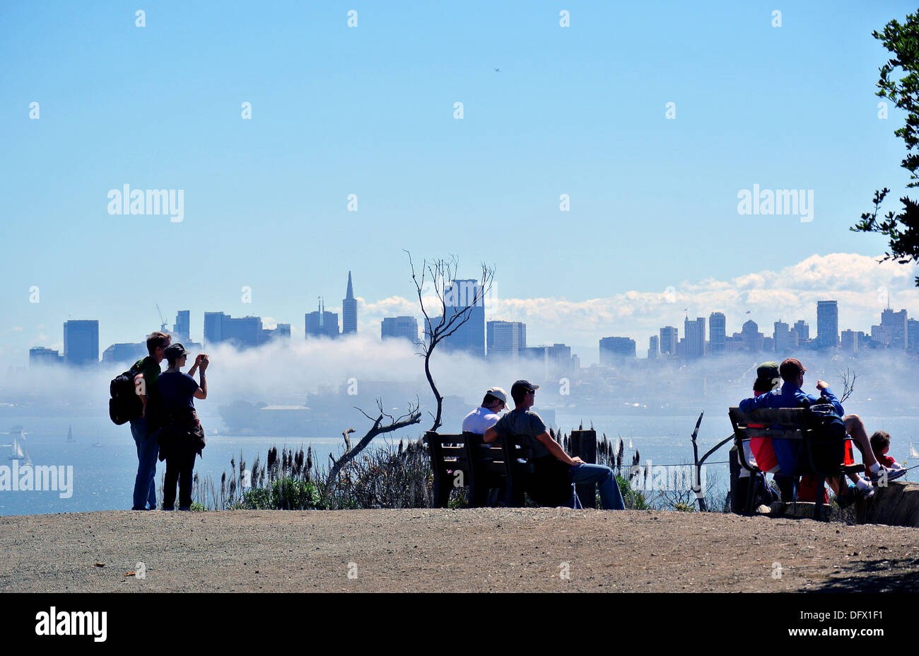 L'angel island touristes watch americas cup race au-dessus de l'état park Banque D'Images