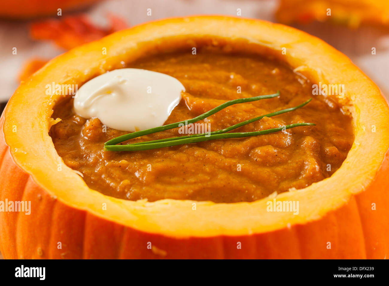 Soupe de potiron Bio faits maison avec de la crème sure et la ciboulette Banque D'Images