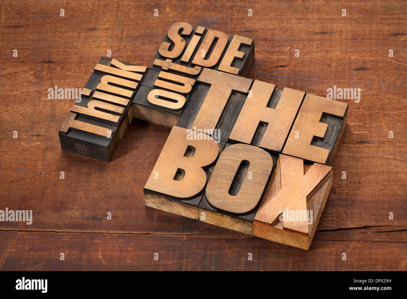 Penser en dehors de la boîte - résumé en word type de bois sur une typogravure grunge surface en bois Banque D'Images