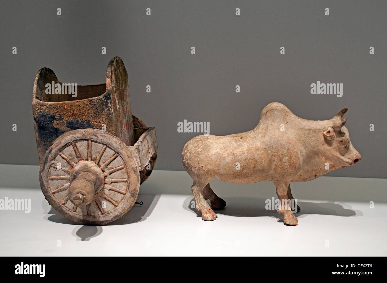 Cheval et oxcart 400-500 et 580-650 Chine Musée chinois faïence avec traces de peinture Banque D'Images