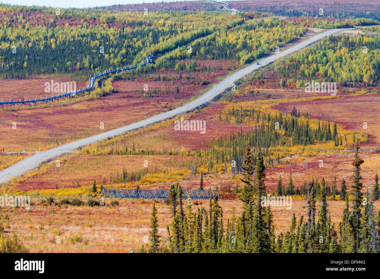 L'oléoduc Trans-Alaska Dalton parallèle à l'autoroute menant à Prudhoe Bay en Alaska, l'océan Arctique Banque D'Images