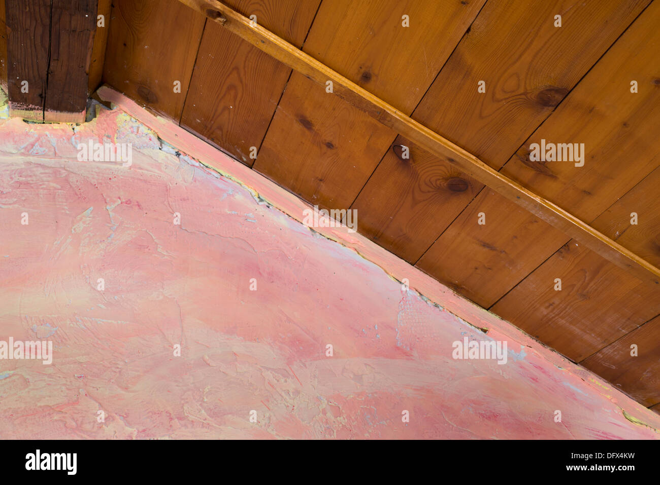 Plafond en bois et mur rose. Petits prix plafond Banque D'Images