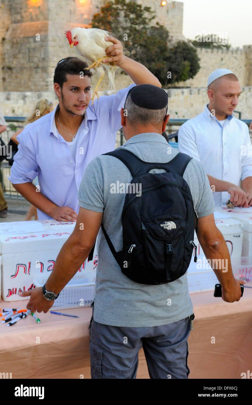 Kapparot - l'un des rituels juifs à la veille du jour saint de Yom Kippour. Dans ce rituel, qui n'est pratiquée que par une fraction de personnes, une personne un poulet cercles trois fois autour de la tête d'une autre personne tout en priant, comme on peut le voir sur cette photographie du 12 septembre 2013. Les péchés de la personne doit transmettre à la poule et ils commencent une nouvelle année sans péchés, le poulet est abattu plus tard et est donné aux pauvres. Photo : Matthias Tödt Banque D'Images