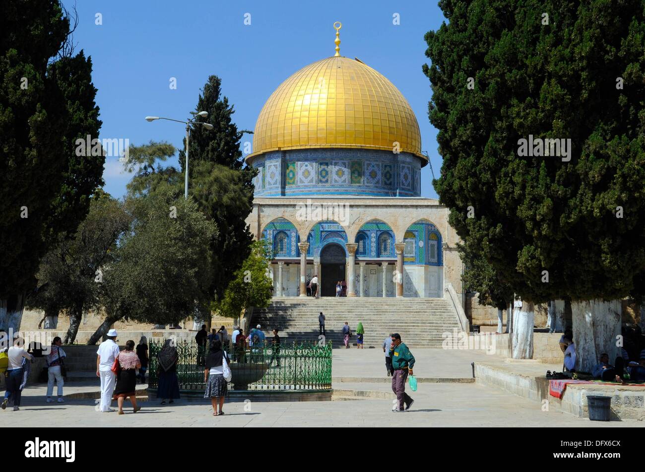 Vue sur le Dôme du rocher sur le mont du Temple de la mosquée Al-Aqsa ; vous pouvez voir la soi-disant "awazin', les échelles, sur le haut de l'escalier, dans la vieille ville de Jérusalem, Israël, 10 septembre 2013. Le jour de la résurrection, selon la tradition musulmane, toutes les choses, les actes, et les péchés d'une personne sont pesés sur les échelles dans ces colonnes. Jérusalem est une ville sainte pour les trois religions monothéistes ; les Juifs, Musulmans, et les chrétiens ont certains de leurs sanctuaires ici. Le dôme du Rocher sur le mont du Temple est un bâtiment octogonal de l'époque omeyyade. Il couvre le rocher d'où, accordin Banque D'Images