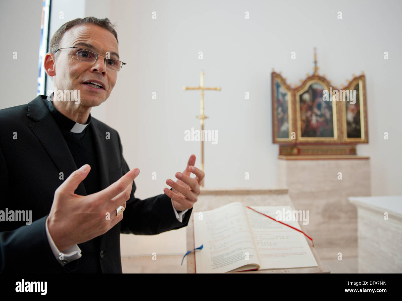 Fichier - Un fichier photo en date du 03 décembre 2012 montre l'évêque de Limbourg Franz-Peter Tebartz-van Elst dans la chapelle de la résidence épiscopale à l'Alte Vikarie en face de la cathédrale de Limburg an der Lahn, Allemagne. Photo : Boris Roessler Banque D'Images