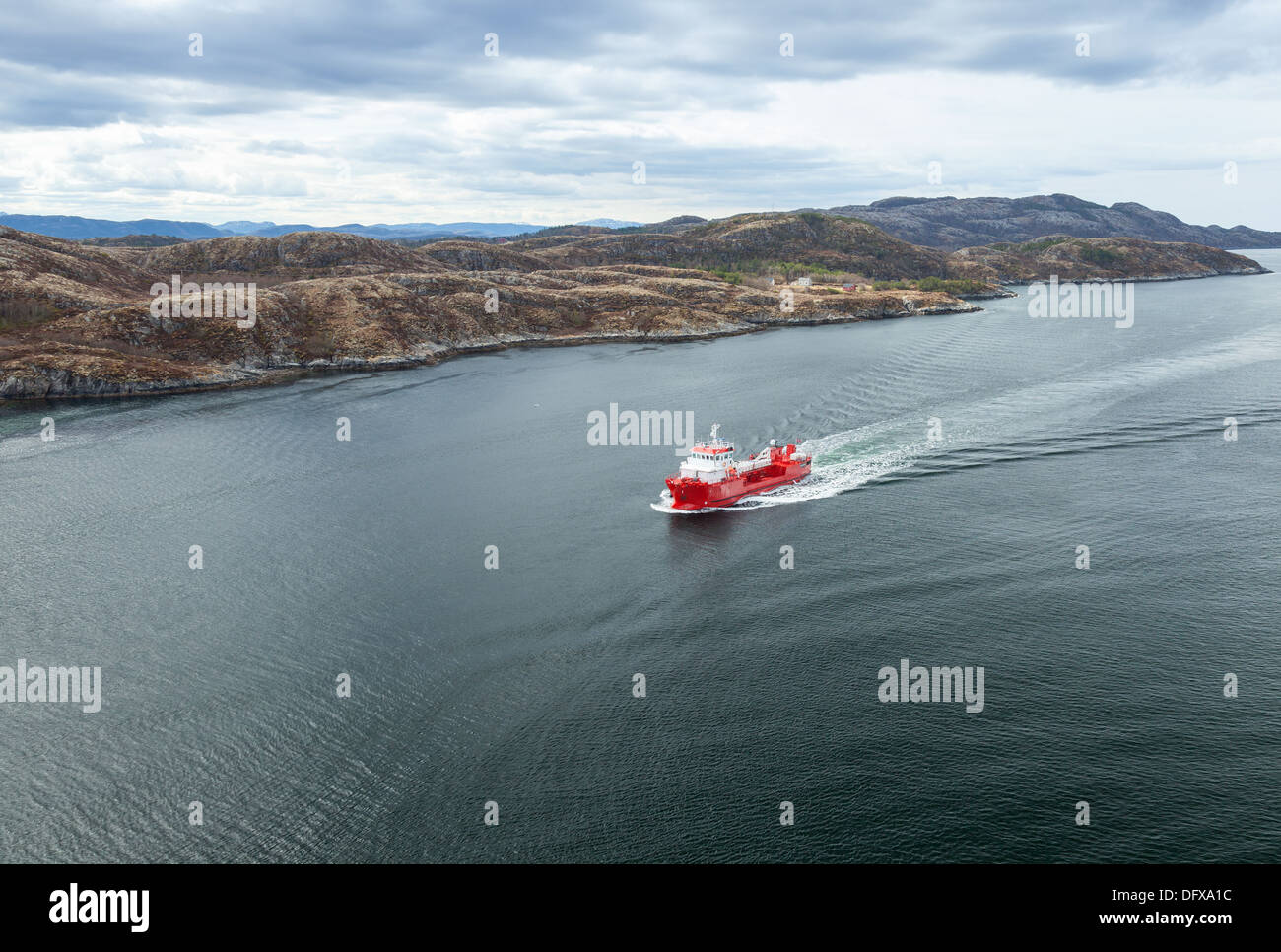 Petite huile rouge norvégienne du bateau dans le fjord Banque D'Images