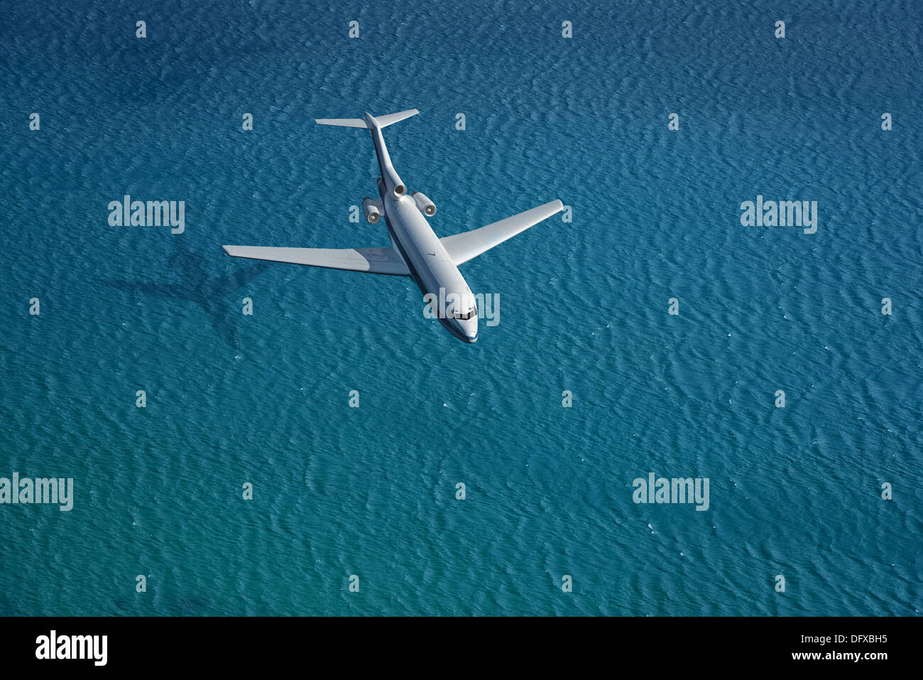 Avion survole une mer Banque D'Images