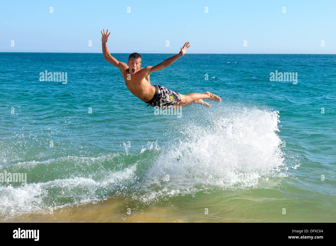 La plage de surf adolescent Banque D'Images