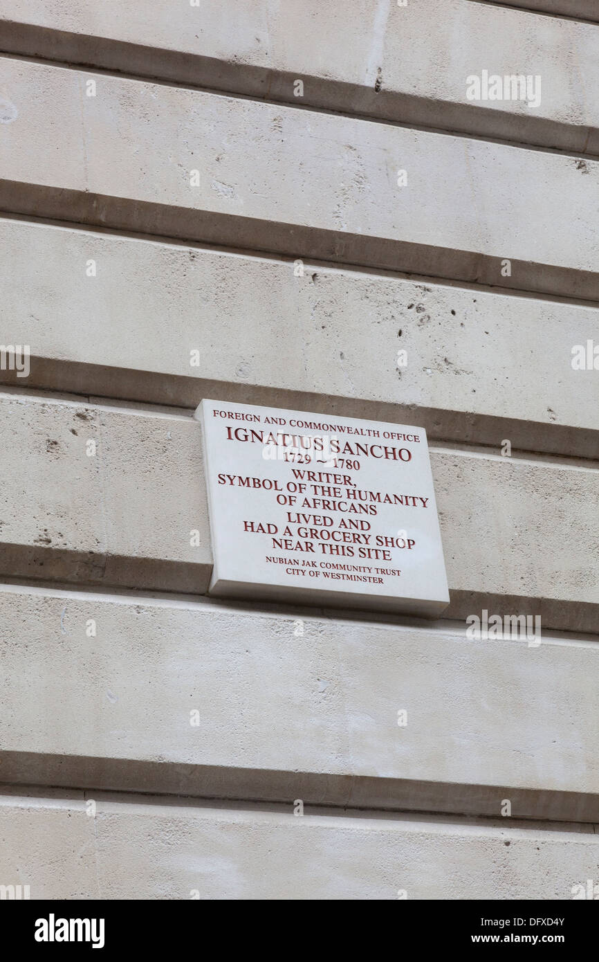 Plaque commémorative d'Ignatius Sancho, sur le mur du bureau des affaires étrangères et du Commonwealth à Whitehall, Londres. Banque D'Images