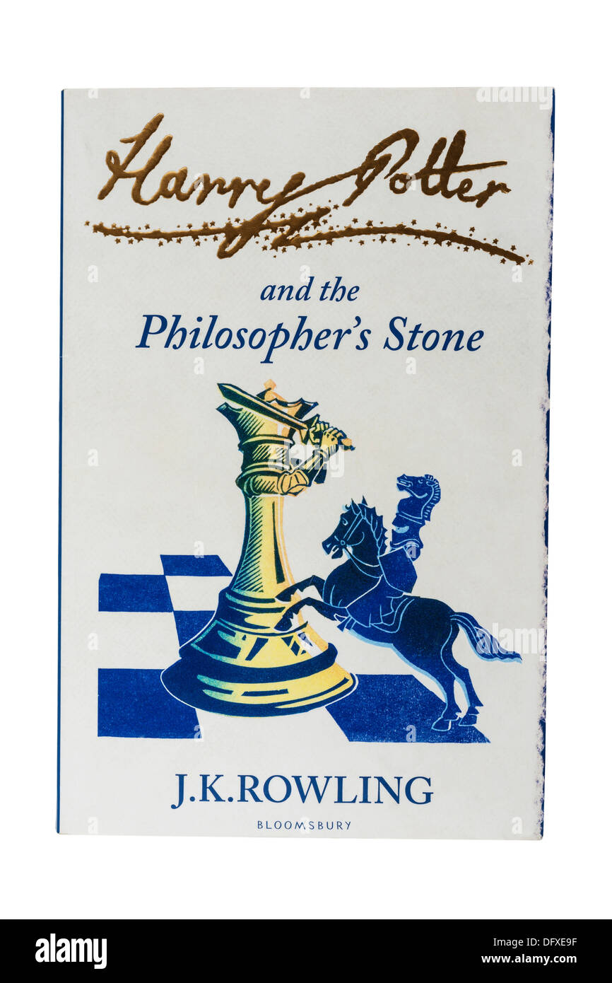 Un livre pour enfants de J.K.Rowling appelle Harry Potter et la pierre philosophale sur fond blanc Banque D'Images