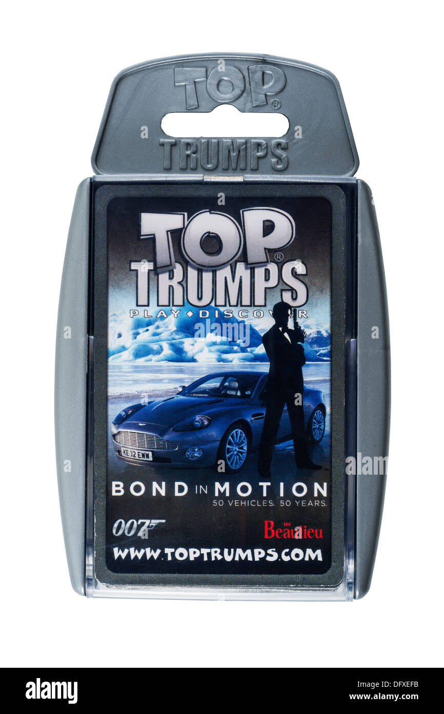 Une aire de jeu de cartes Top Trumps avec les véhicules en mouvement 007 Obligations sur un fond blanc Banque D'Images